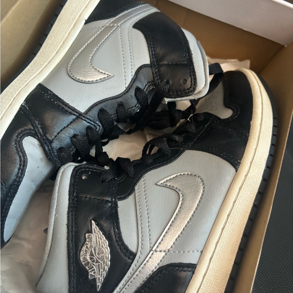 Women Jordan 1 Mid SE size 6.5  Black/Gray - Picture 3 of 10